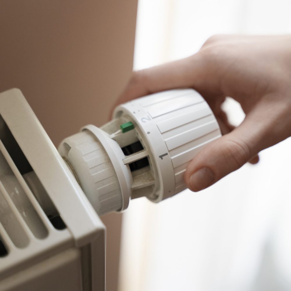 cerrar-la-mano-girando-el-calentador